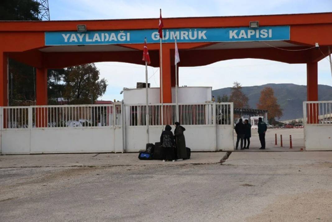 Suriyeliler ülkelerine dönmeye devam ediyor: Yayladağı Hudut Kapısı 11 yıl sonra yeniden açıldı 11